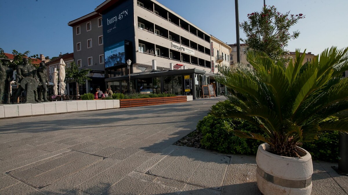 Senj, Hotel Bura, vanjska