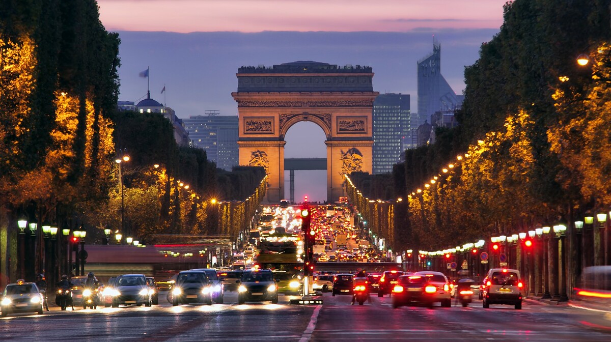 Champs Elysees i slavoluk pobjede, putovanje Pariz avionom