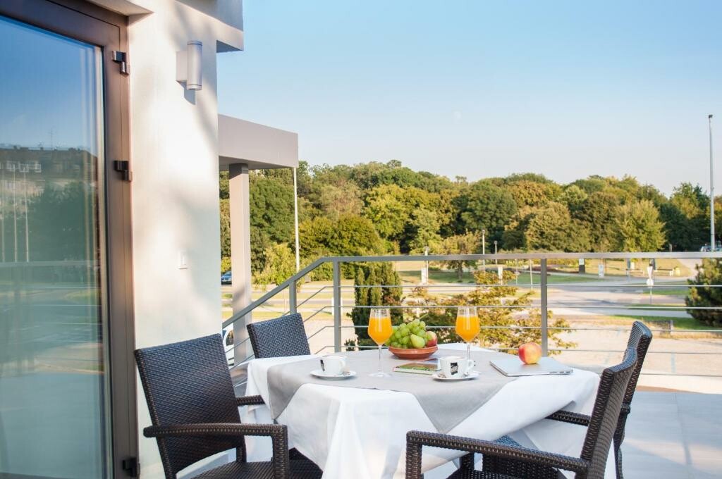 akovec, Hotel Park, terasa