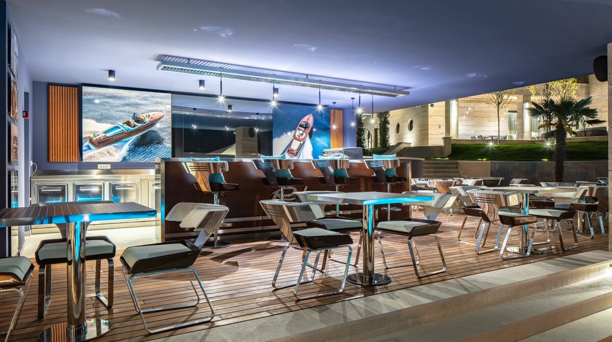 Hotel Ikador, Riva Lounge pool bar