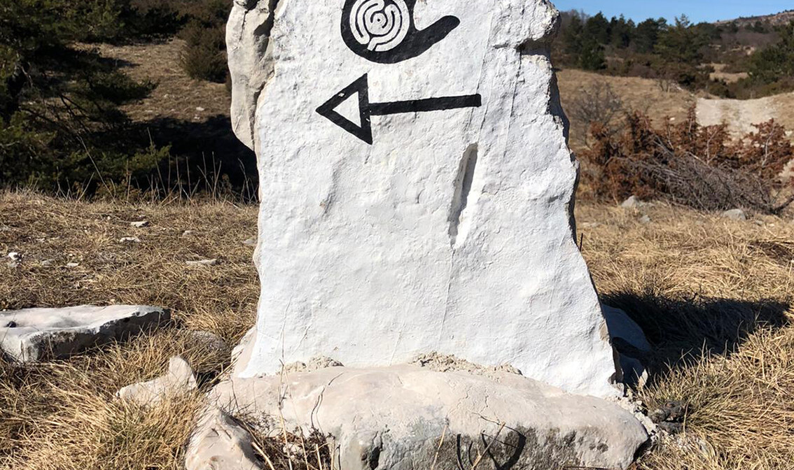 Putokaz na kamenu sa rukom, Land Art staza, Učka, autobususna putovanja, jednodnevni izlet