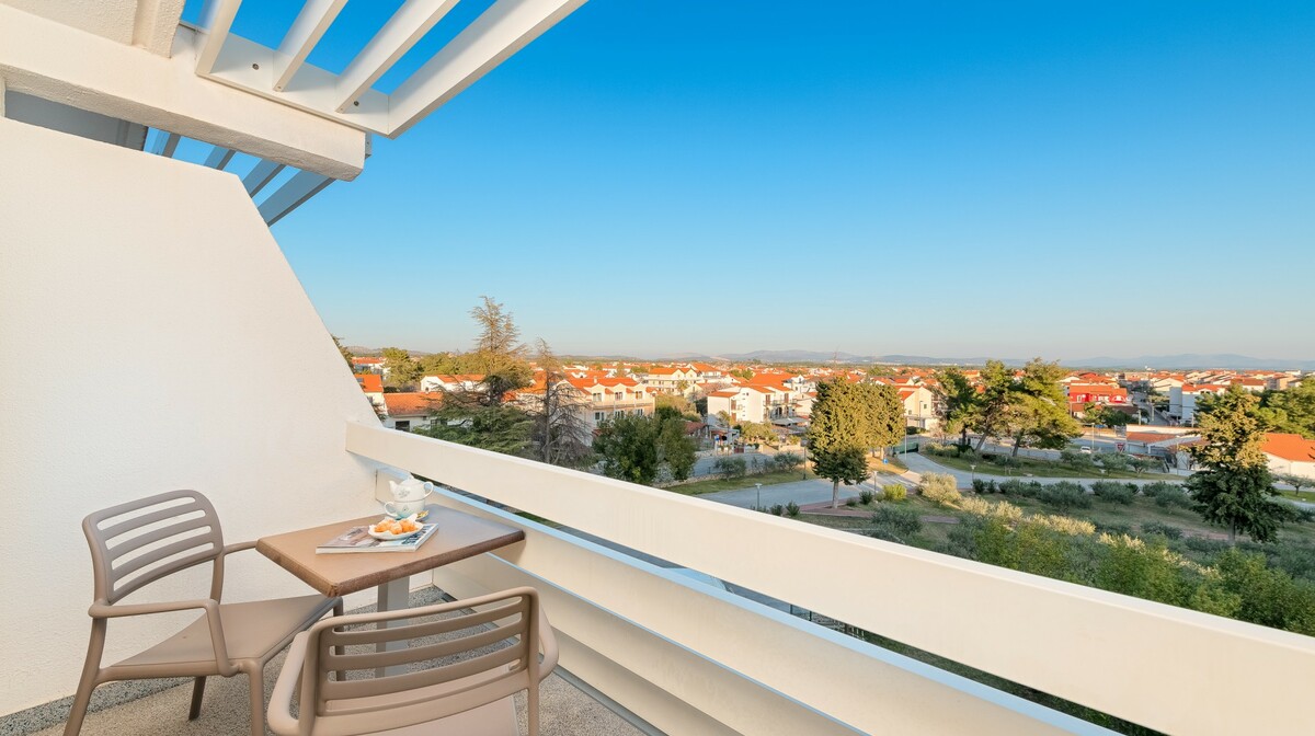 Vodice, Hotel Olympia, dvokrevetna soba park strana balkon