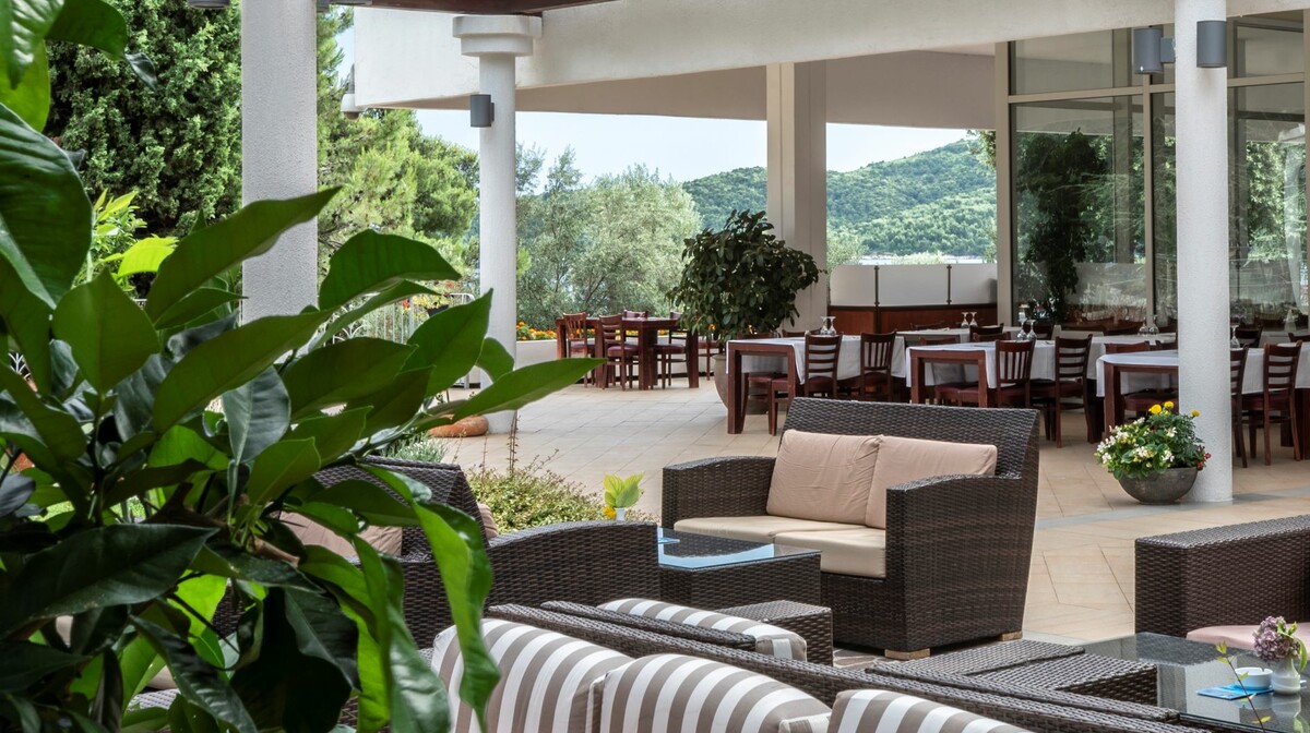 Solaris, Hotel Niko, restoran