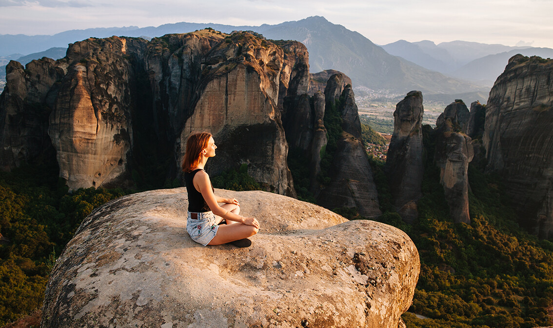 Grčka, Meteora, djevojka koja meditira
