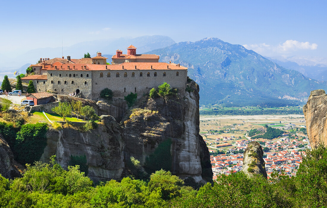 Meteora, skupina grčkih pravoslavnih manastira izgrađenih na visokim kamenim liticama