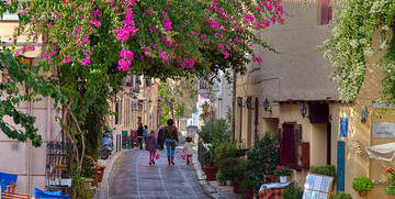 živopisna četvrt Atene s mnoštvom kafića i taverna, putovanja zrakoplovom, Mondo travel