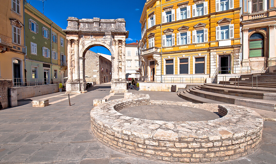 Hrvatska, Istra, Pula, ostaci Rimskih zlatnih vrata, putovanje u Istru autobusom, grupni polasci