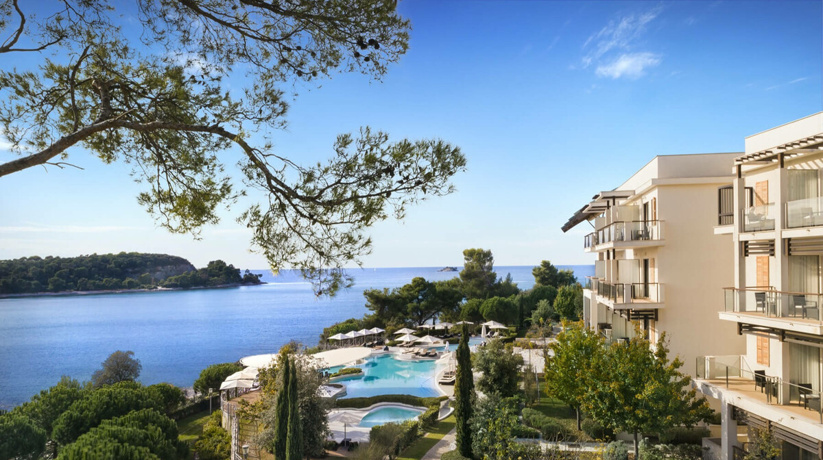 Vanjski bazen hotela Monte Mulini u Rovinju, pogled na more, modno travel