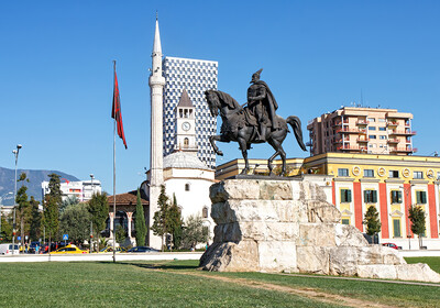 Tirana, spomenik Skanderbegu, putovanje Albanija, autobusno putovanje