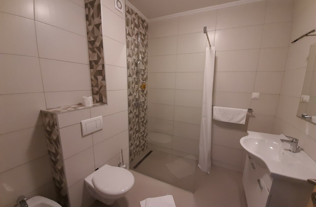 Kupaonica u sobi hotela Jezero u Kupresu.