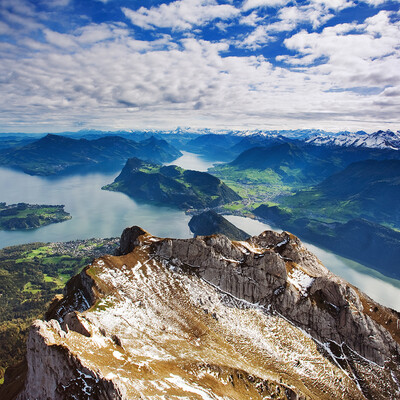 panorama švicarskih alpa na jezero, putovanje u švicarsku autobusom