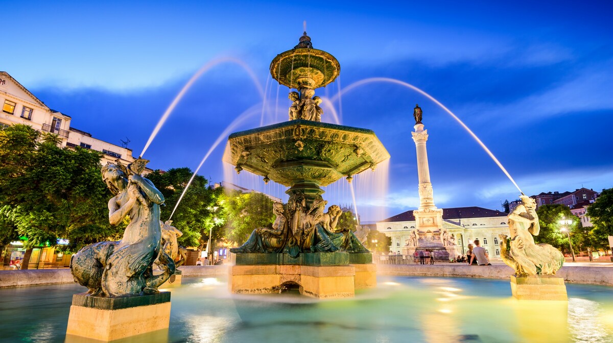 Noćno osvjetljena fontana na trgu Rossio , putovanje u Lisabon i portugalska tura
