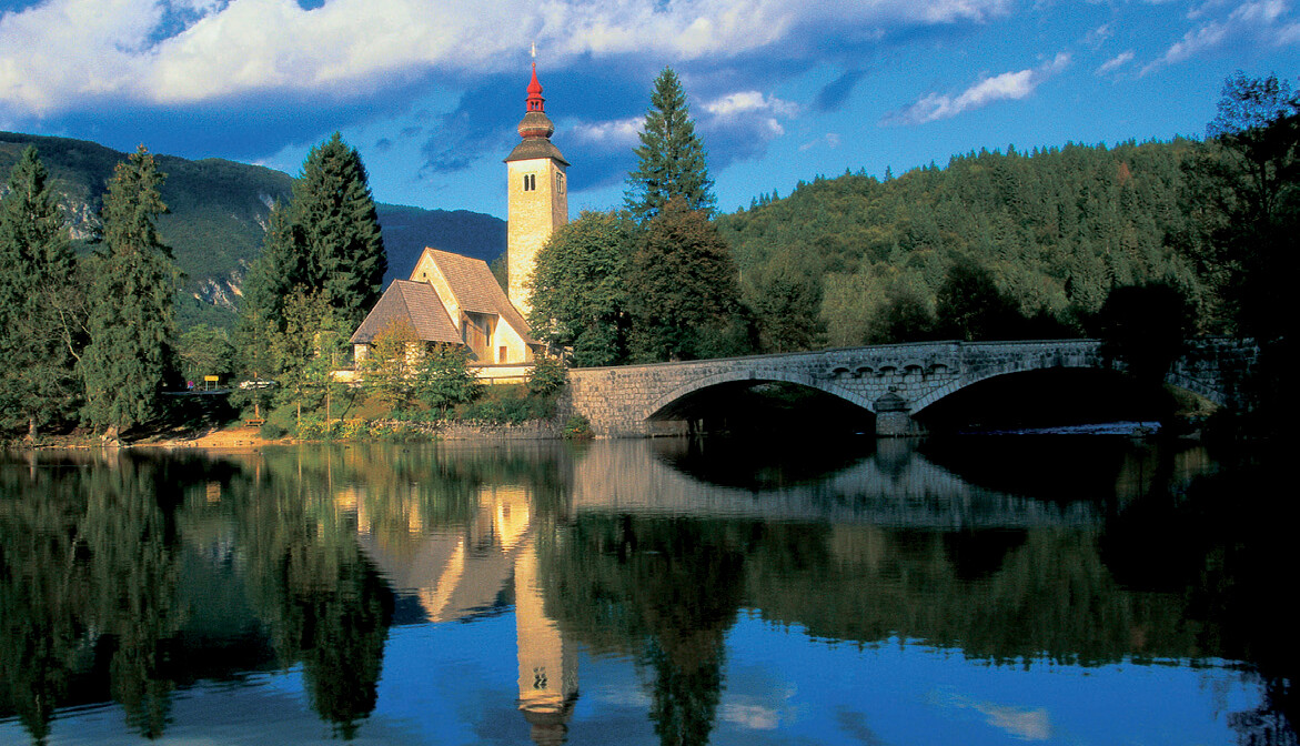 Slovenija, Jezero Bohinj,sunčan dan u prirodi