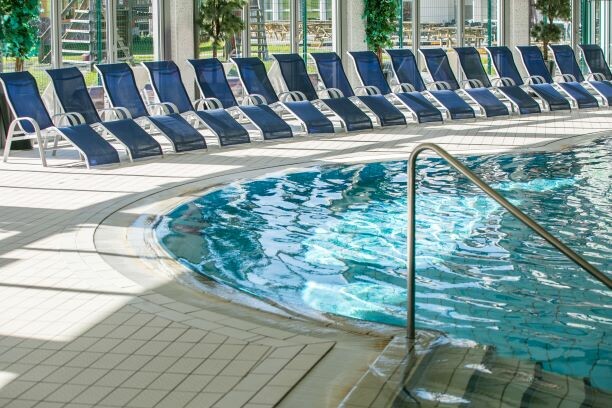 Slovenija, Wellness Ramada Resort, Kranjska Gora, ležaljke uz bazen za odmor