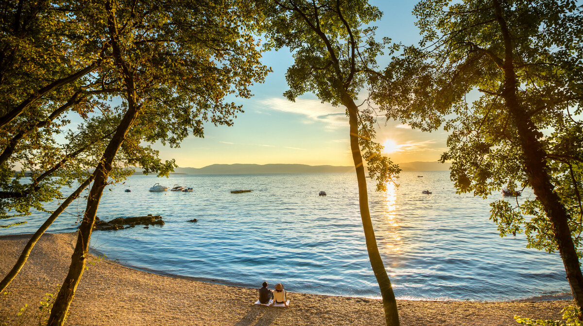 Zalazak sunca na plaži u Njivicama, mondo travel