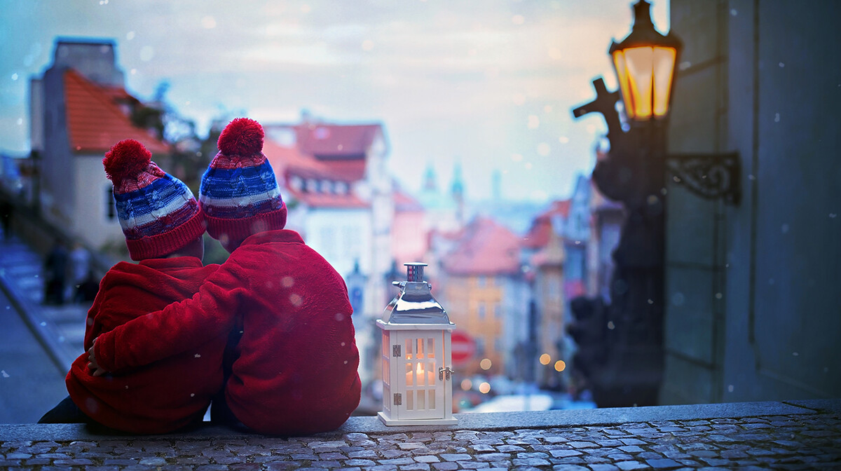djeca na stepenicama zimi, Mondo travel, europska putovanja, advent Nova Godina