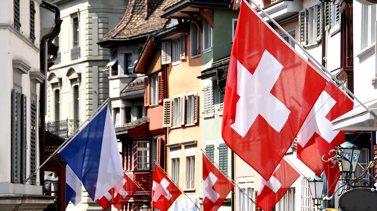 Švicarska zastava u Zurichu, putovanje Švicarska tura, švicarska jezera, mondo travel