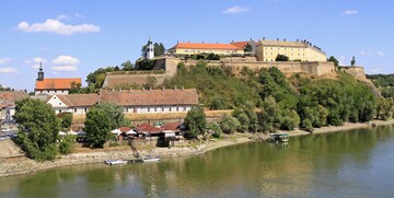 pogled na Petrovaradinsku tvrđavu, putovanje autobusom, garantirano putovanje, europsko putovanje