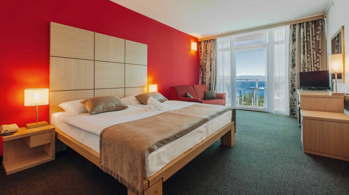 Dvokrevetna soba s pogledom na more u hotelu Aminess Magal, modno travel