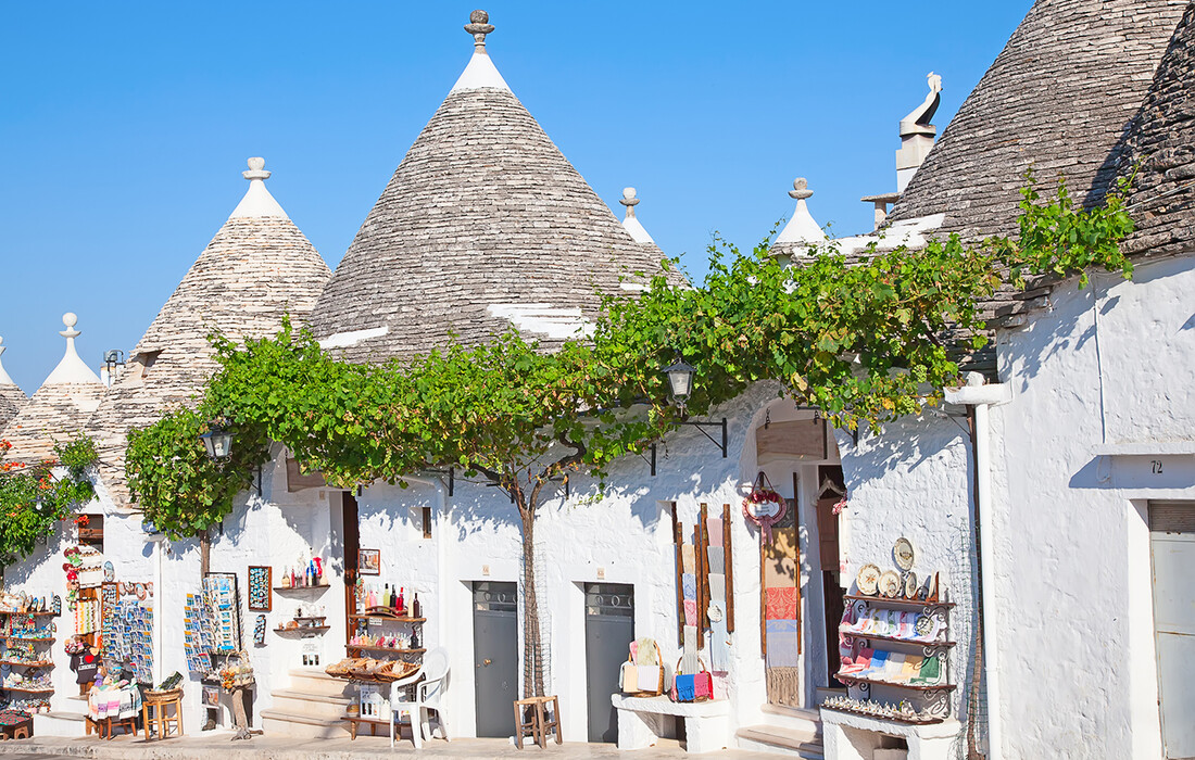 Bijele vapnenačke kuće trulli u Alberobellu, Apulija i Basilicata, Mondo travel