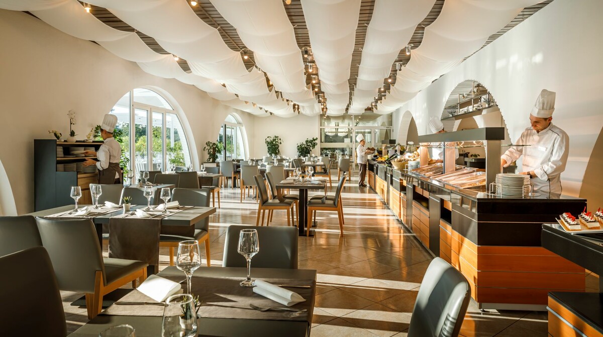 Restoran hotela Aminess Mangal u Njivicama, mondo travel