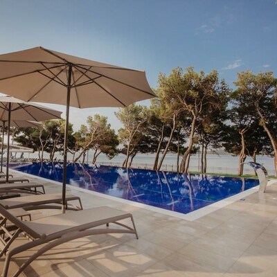 Vodice, Hotel Villa Arausana & Antonina, vanjski bazen uz pogeld na more