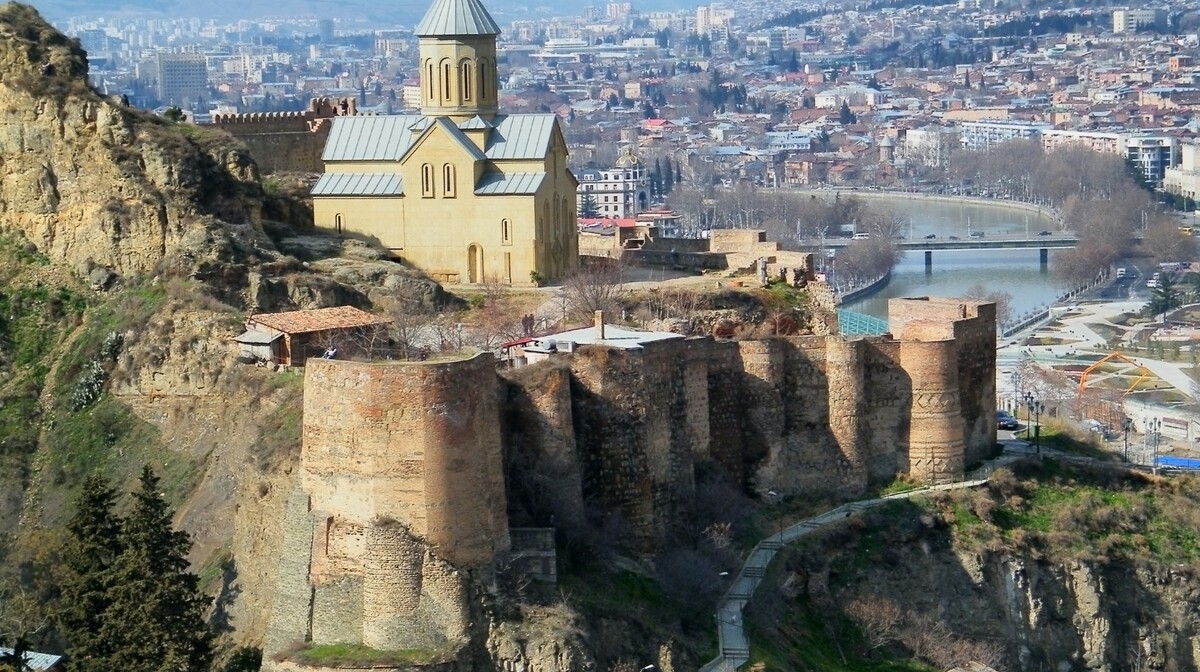 Gruzija, Tibilisi, daleko putovanje u Gruziju, pogled na Narikala tvrđavu na Svetoj gori Mtsatminda,