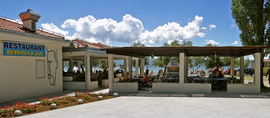Omiš, Kamp Galeb, restoran Brguja