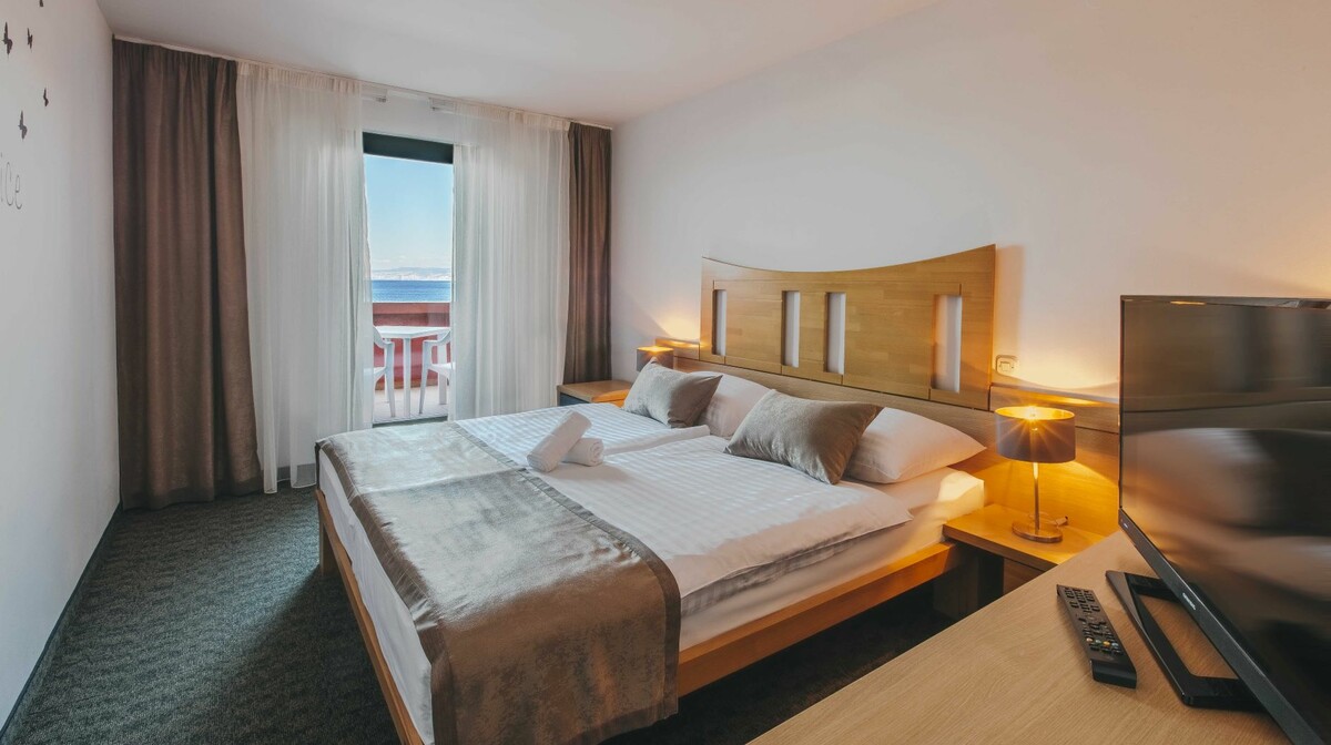 Dvokrevetna soba u hotelu Aminess Veya s pogledom na more, mondo travel
