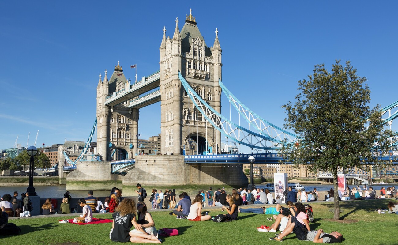 London,Ljeto u Londonu, opuštena atmosfera uz rijeku Themsu i Tower bridge