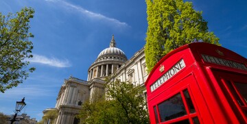 St. Paul katedrala i crvena telefonska govornica na putovanju London zrakoplovom