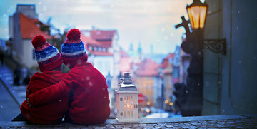 djeca na stepenicama zimi, Mondo travel, europska putovanja, advent Nova Godina