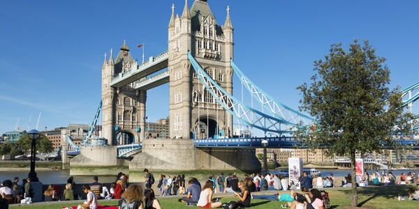 London,Ljeto u Londonu, opuštena atmosfera uz rijeku Themsu i Tower bridge