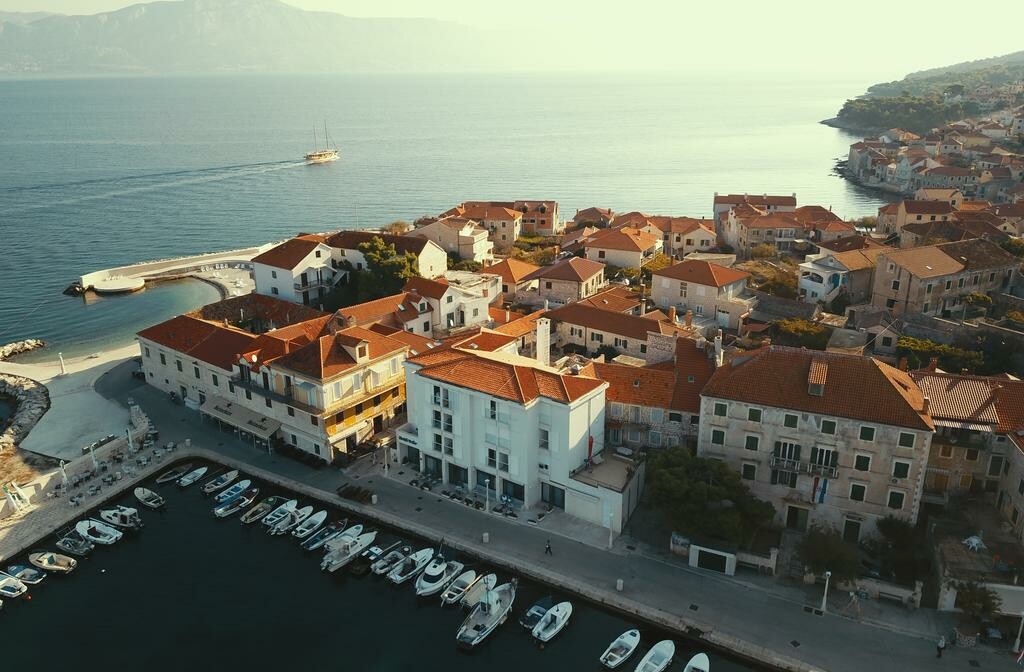 Otok Brač, Postira, Hotel Vrilo, mjesto Postira