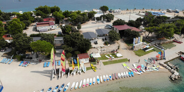 Surf centar Šimuni, ljetni sportski kamp, pogled na surf kamp i plažu