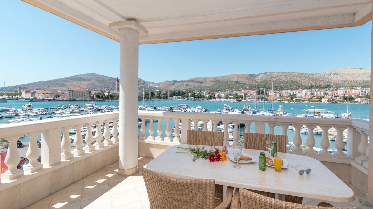 Trogir, Hotel Palace, terasa