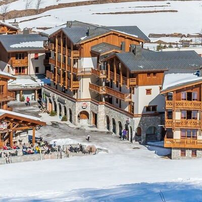 Skijanje u Francuskoj, Val Cenis,  Lanslevillard Les Balcons de Val Cenis Village, izvana apartmani.