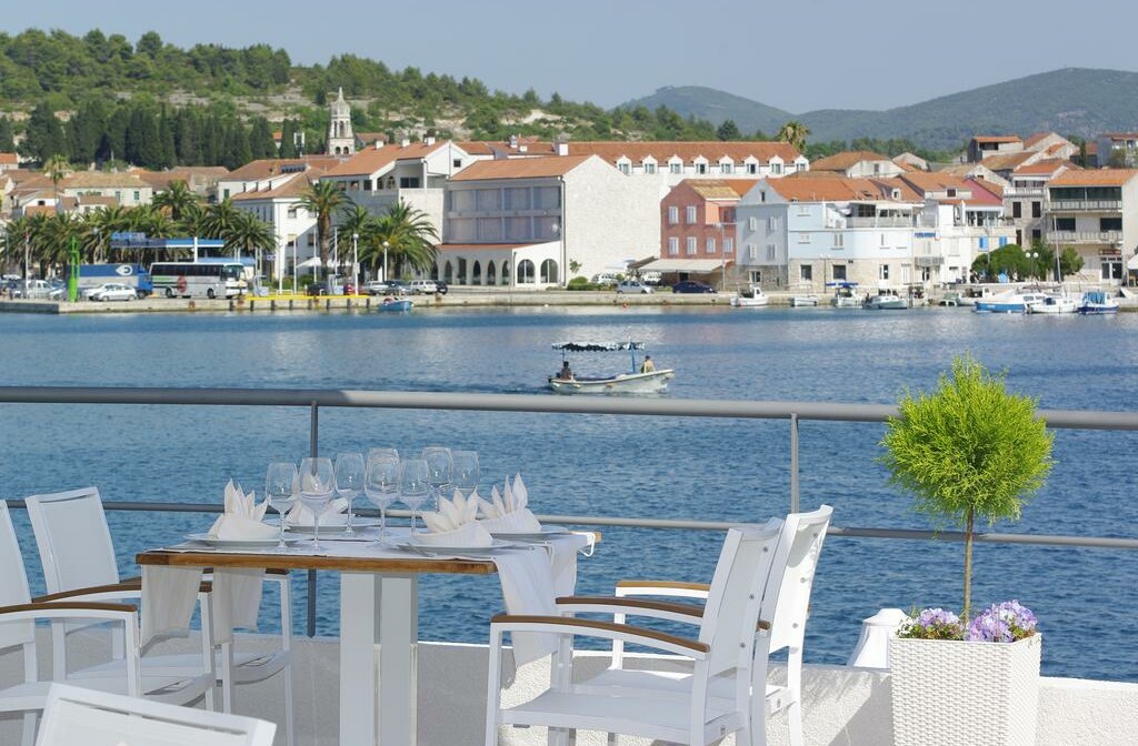 Otok Korčula, Vela Luka, Hotel Korkyra, vanjski dio restorana uz more