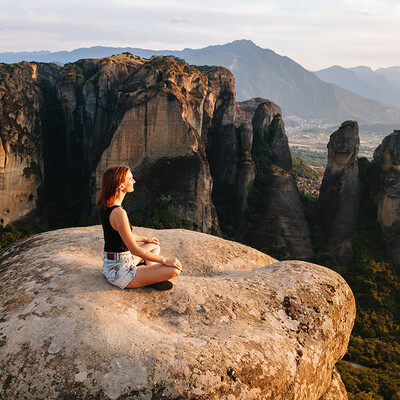 Grčka, Meteora, djevojka koja meditira
