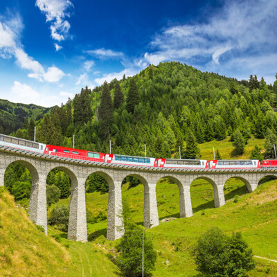 Vlak Bernina Express na švicarskoj planini