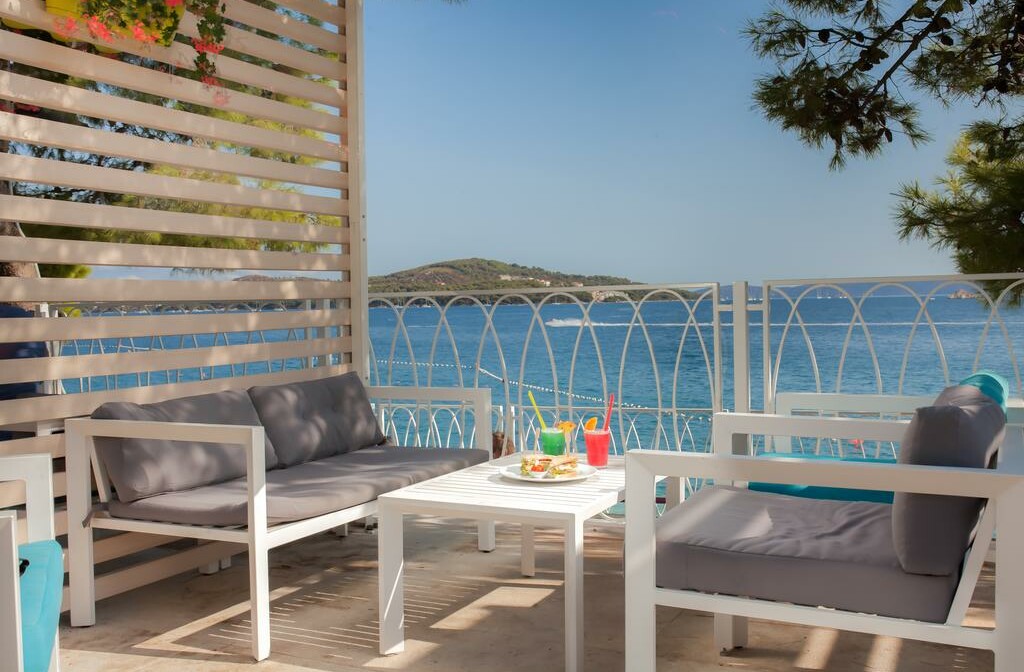 Ljetovanje u Hrvatskoj, odmor, Belvedere Apartmani, caffe bar sa pogledom na more