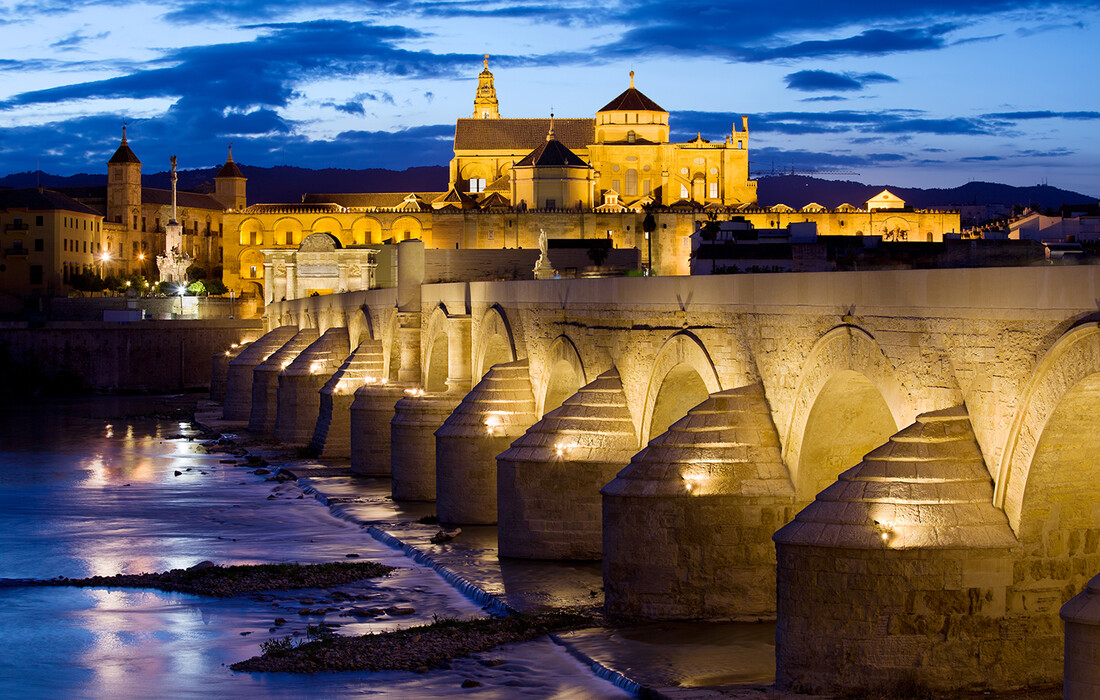 Osvjetljeni rimski most na ulazu u Cordobu, putovanje u Andaluziju