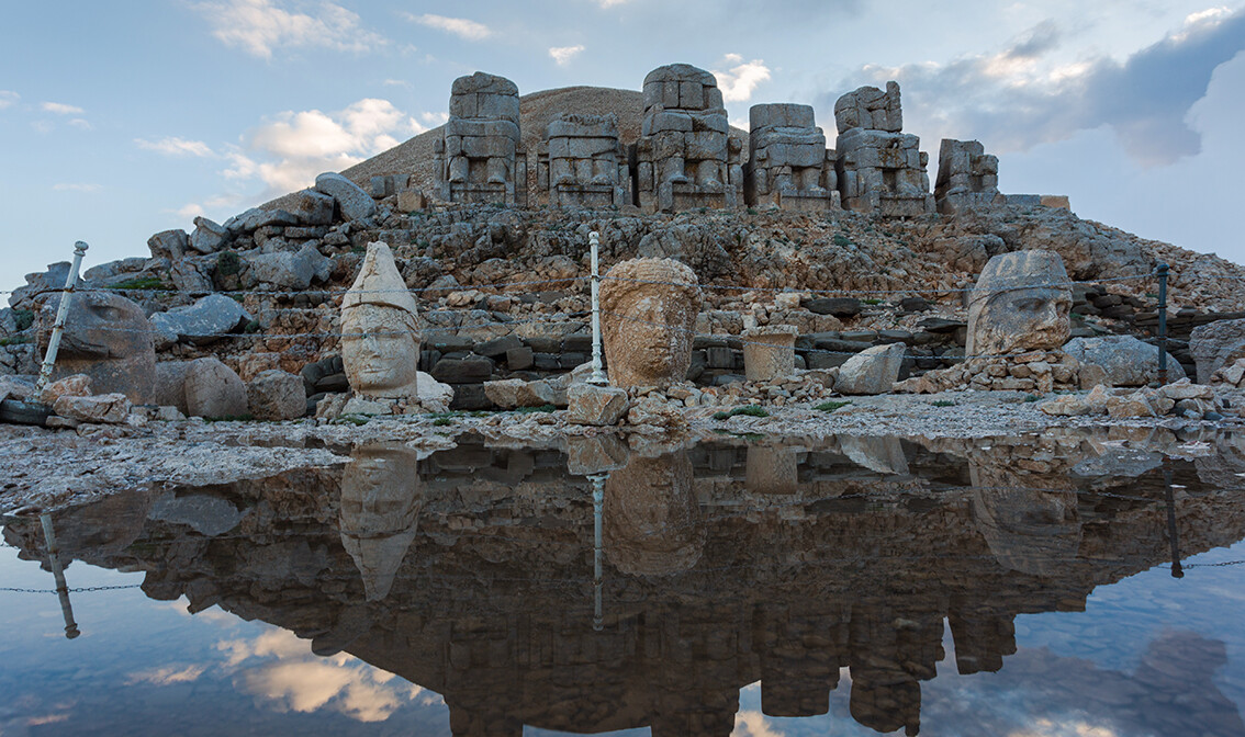 Putovanje Mezopotamija, kameni kipovi glave na planini Nemut