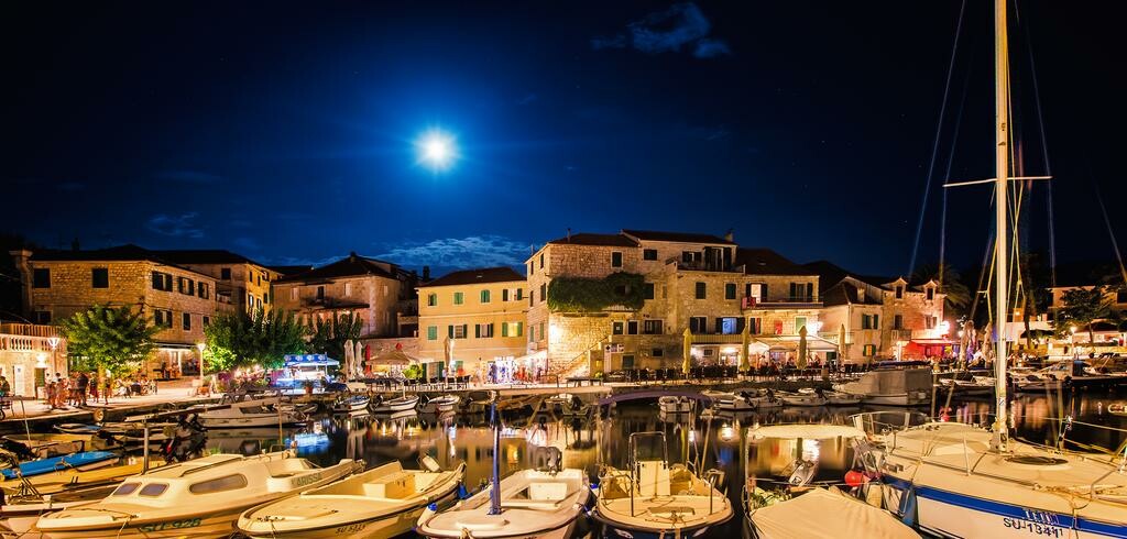 Otok Brač, Postira, Hotel Pastura, riva