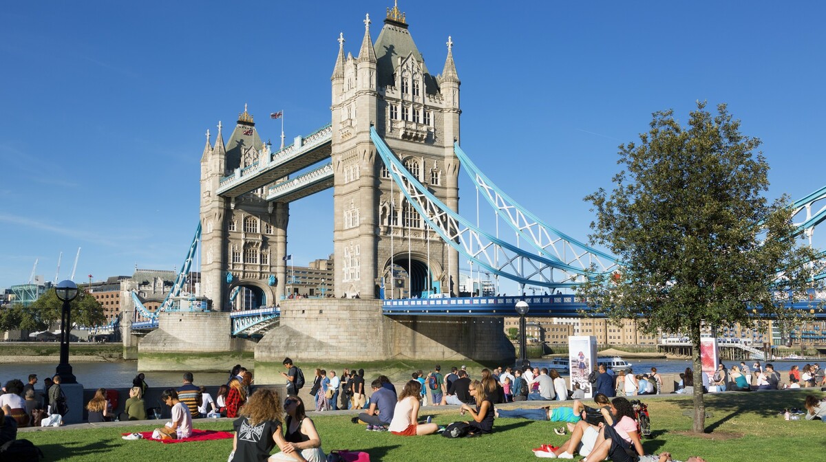London,Ljeto u Londonu, opuštena atmosfera uz rijeku Themsu i Tower bridge