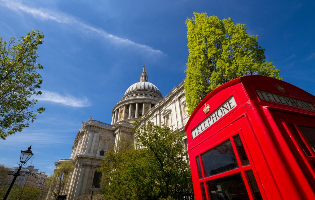 St. Paul katedrala i crvena telefonska govornica na putovanju London zrakoplovom