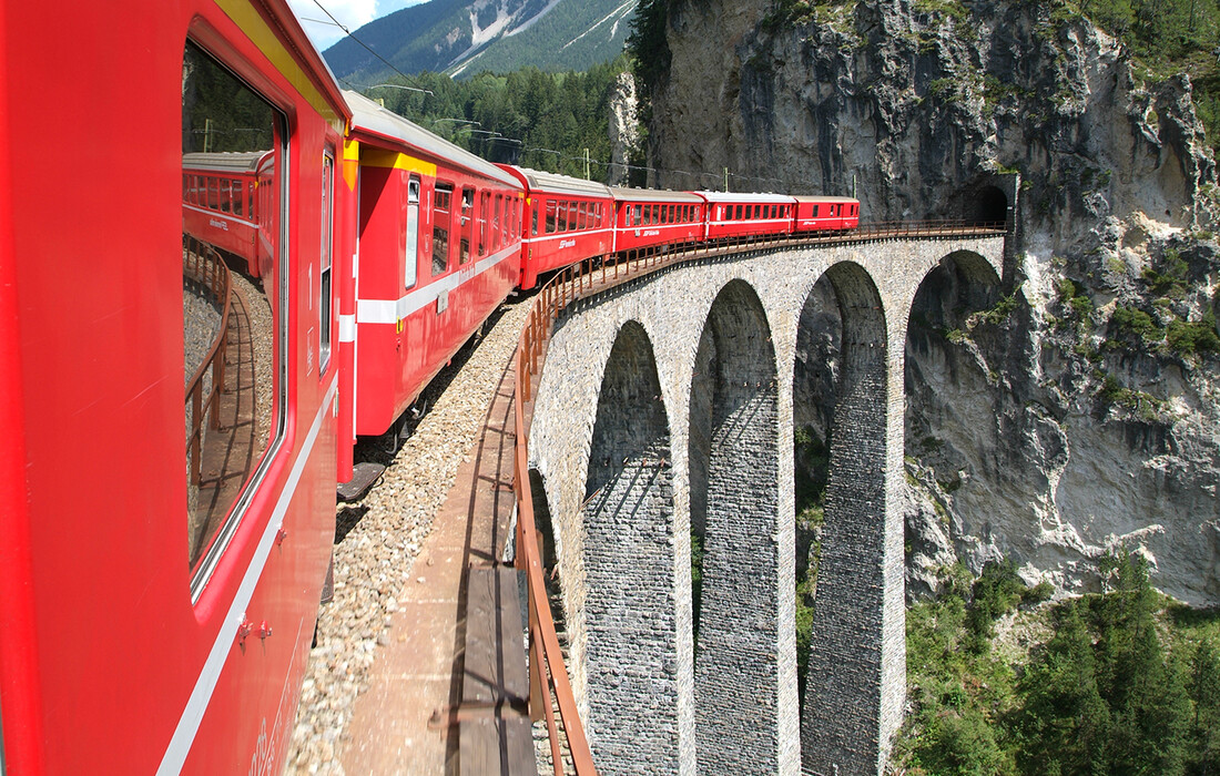 Crveni Bernina express vlak na putovanju Švicarska, putovanje autobusom, garantirani polasci