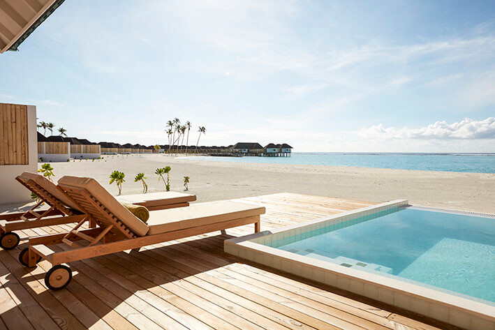 Maldivi, Olhuveli vila na plaži sa bazenom