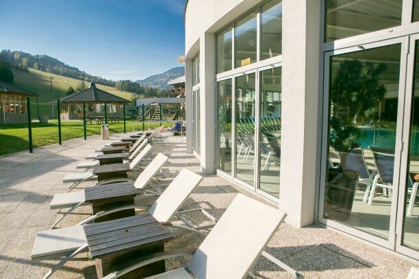 Slovenija, Wellness Ramada Resort, Kranjska Gora, vanjsko sunčalište sa pogledom na prirodu