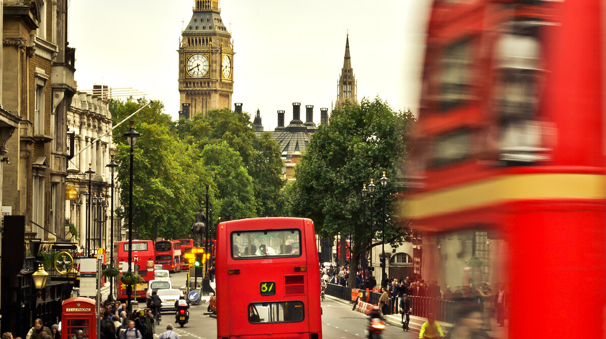 Crveni double decker bus i Big Ben na putovanju London avionom